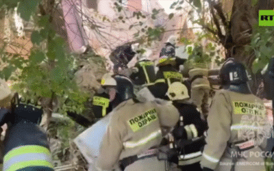 Condemned Soviet-era residential building crumbles in southern Russia (VIDEO)