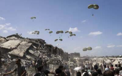 Aid drop crushes tent camp in Gaza (VIDEO)