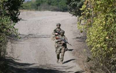 Russian troops advance on key Donbass town – MOD