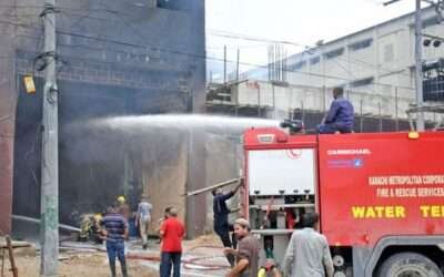 Eight firefighters injured as massive blaze engulfs Karachi factory